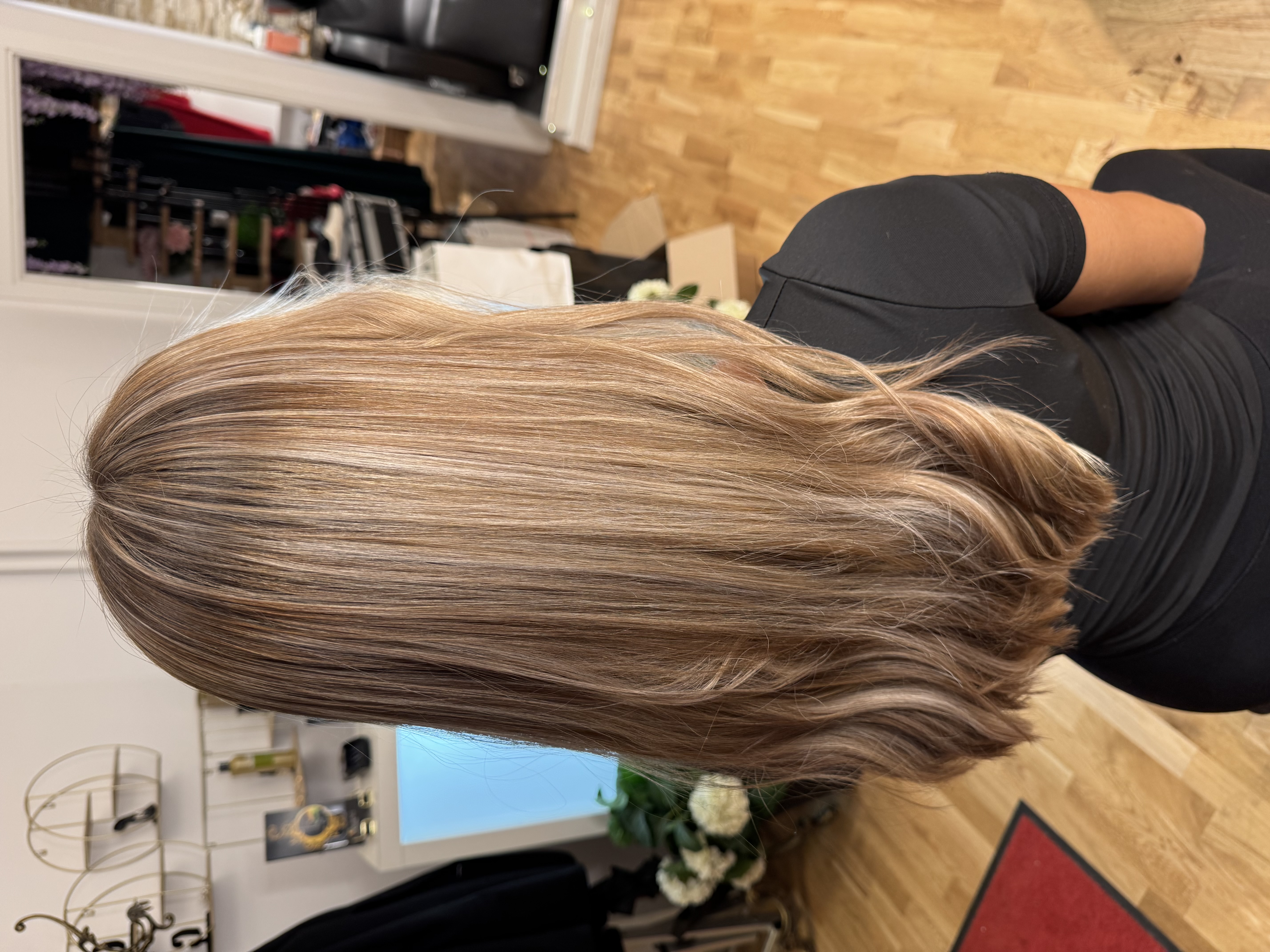 Beigeblond balayage bakifrån med mjuka övergångar och lätt uppklippta längder