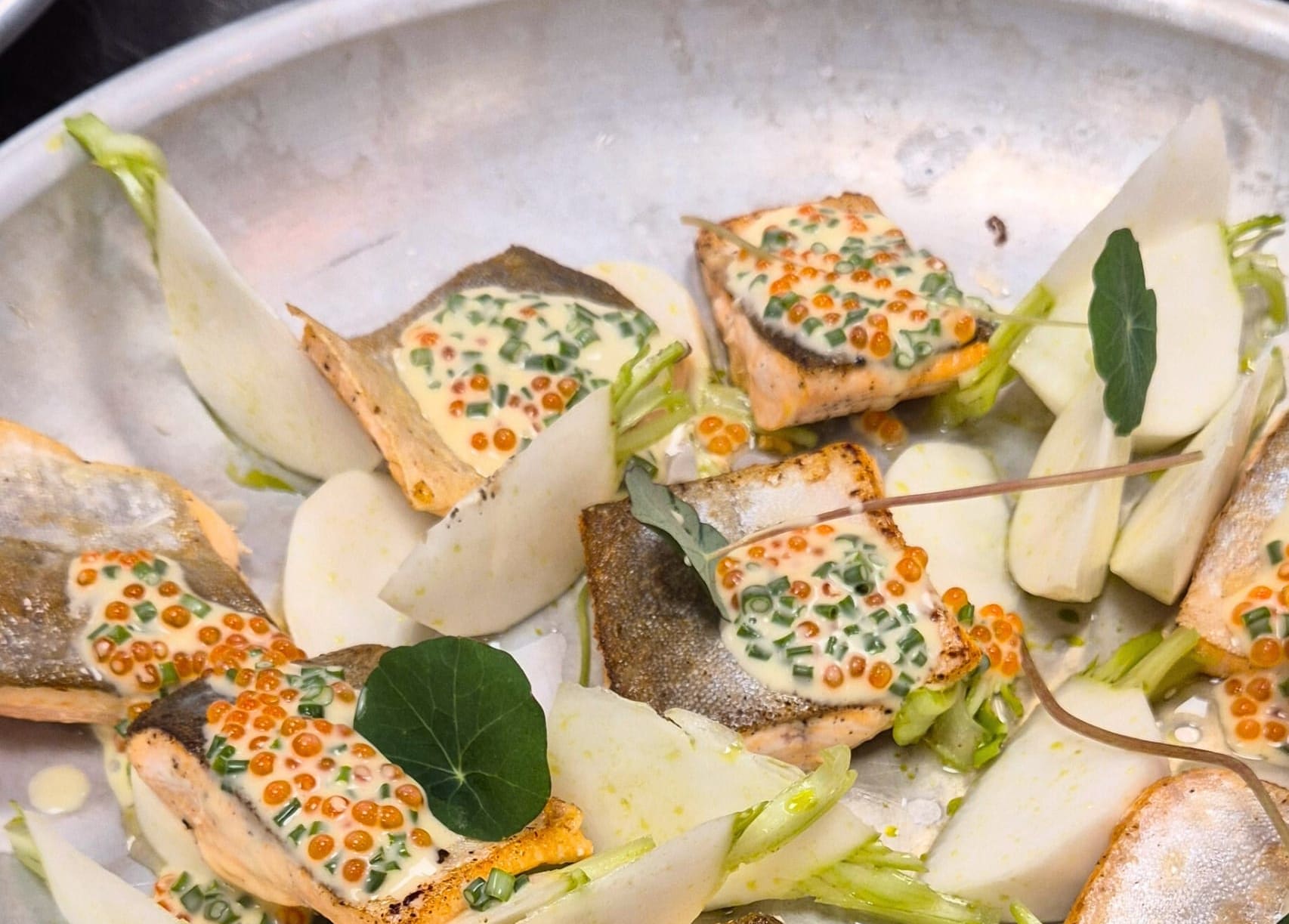 Pannestekt røye med smørsaus og rogn - Fersk fisk hver dag