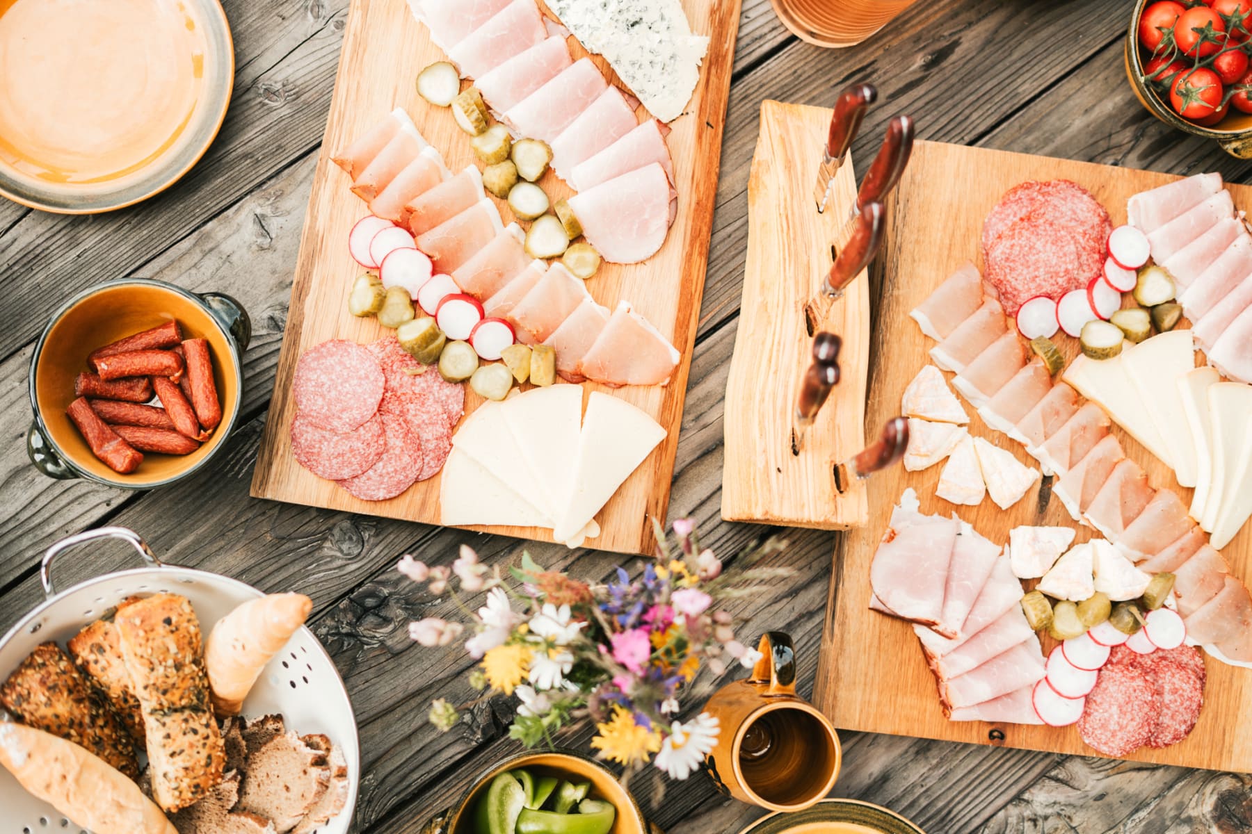 Eine köstliche Auswahl an Wurst, Käse und frischem Brot aus dem Glemmtal, perfekt für einen Genussmoment.