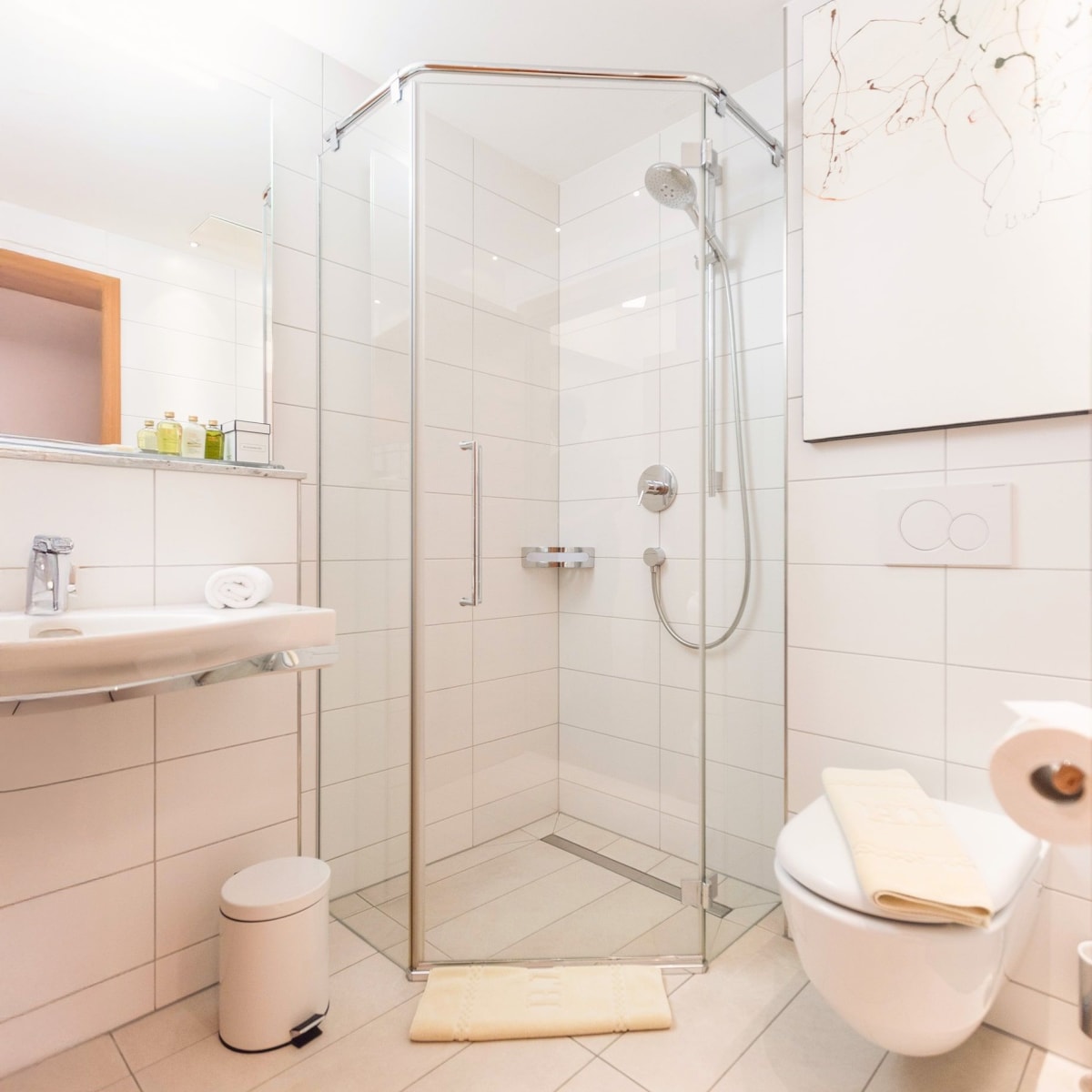 Moderne Dusche im Glemmtalerhof in Hinterglemm mit elegantem Design und komfortabler Ausstattung.