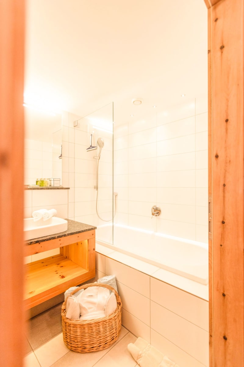 Helles Badezimmer im Glemmtalerhof mit Badewanne und modernen Annehmlichkeiten.