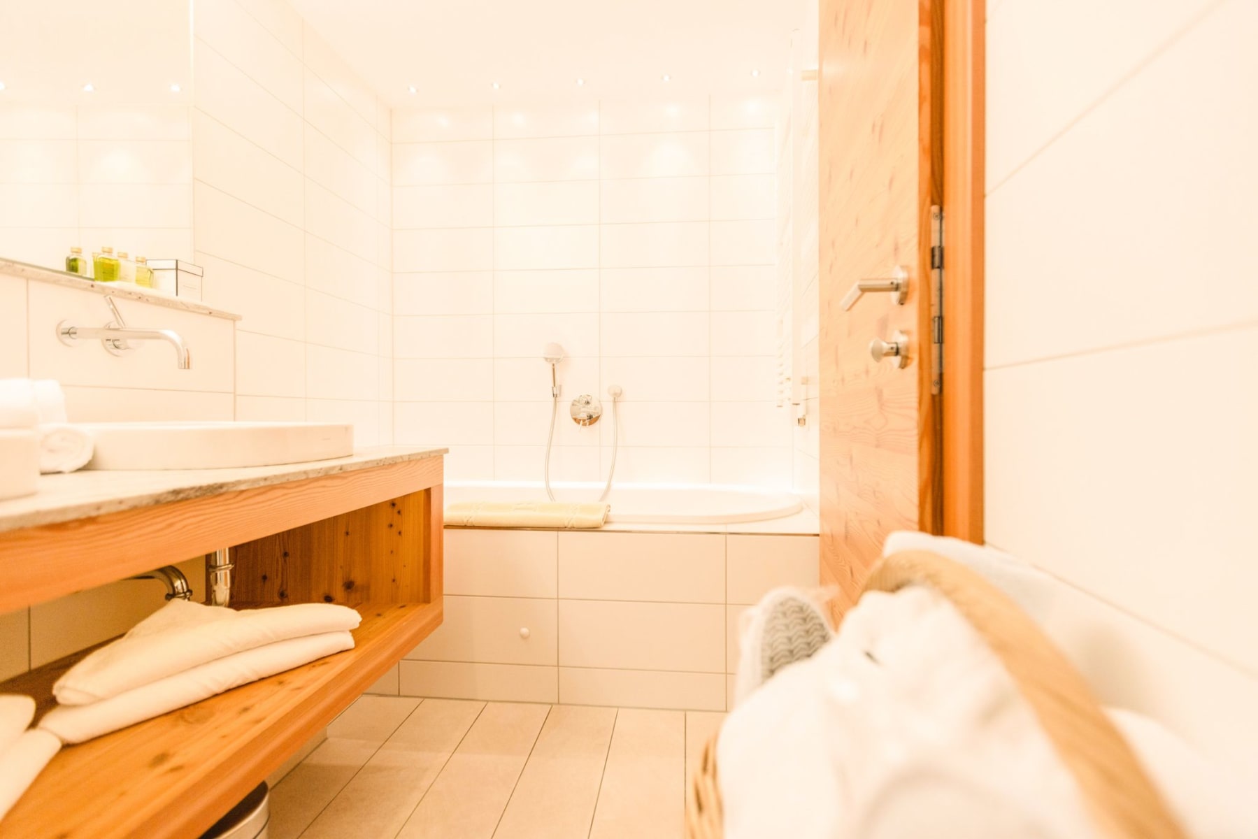 Elegantes Badezimmer im Glemmtalerhof mit Badewanne und sorgfältig angeordneten Handtüchern