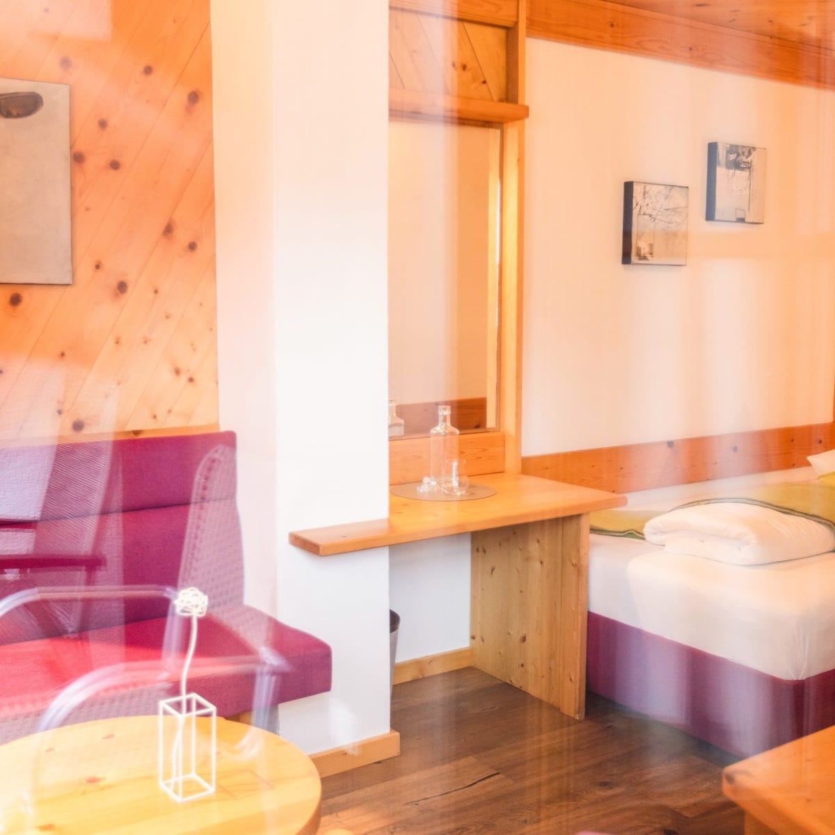 Gepflegtes Zimmer im Glemmtalerhof in Hinterglemm, mit Holzdetails und einem gemütlichen Sitzbereich.