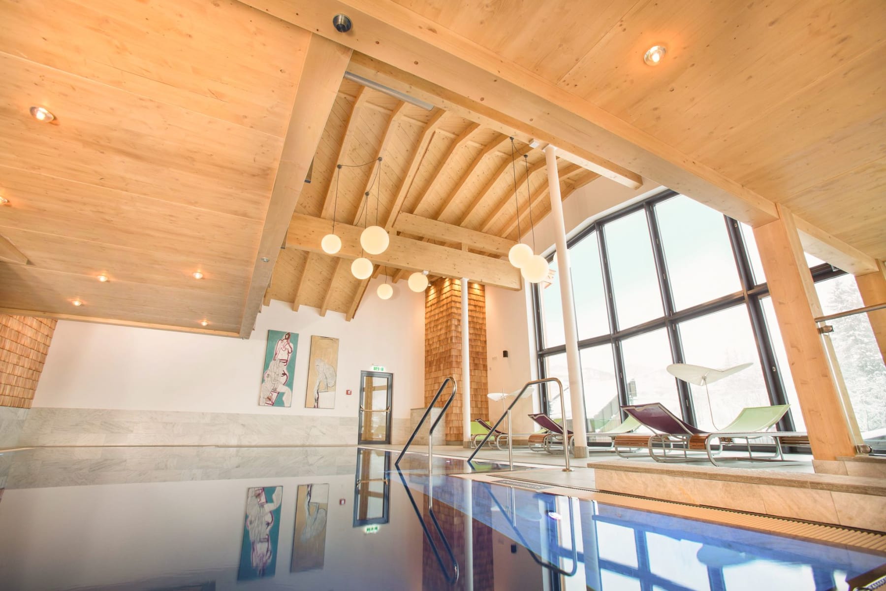 A modern wellness area in the Glemmtalerhof with wooden details and an inviting pool.