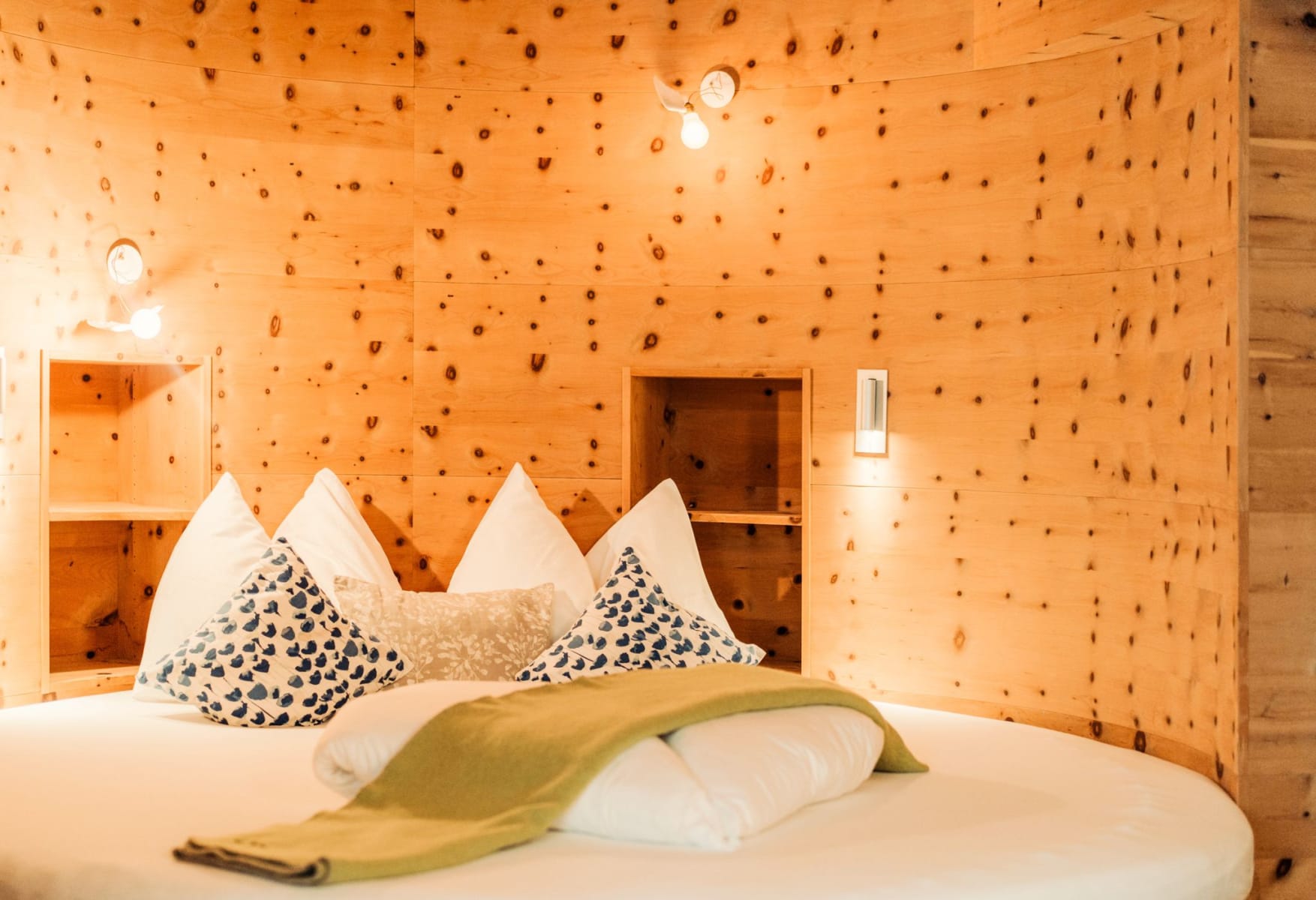 Ein gemütliches Zimmer im Glemmtalerhof in Hinterglemm mit Holzdetails und stilvollen Kissen.
