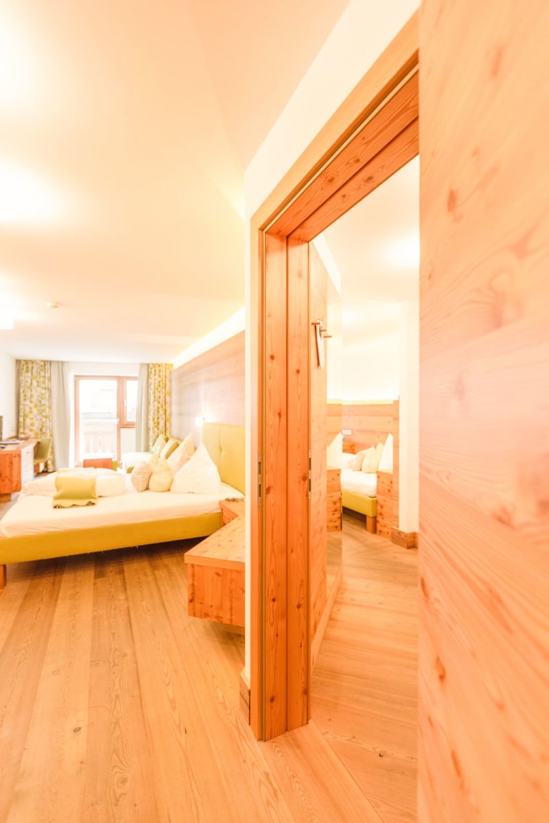 Gemütliches Zimmer im Glemmtalerhof in Hinterglemm mit natürlichem Holzdesign und hellen Farben.