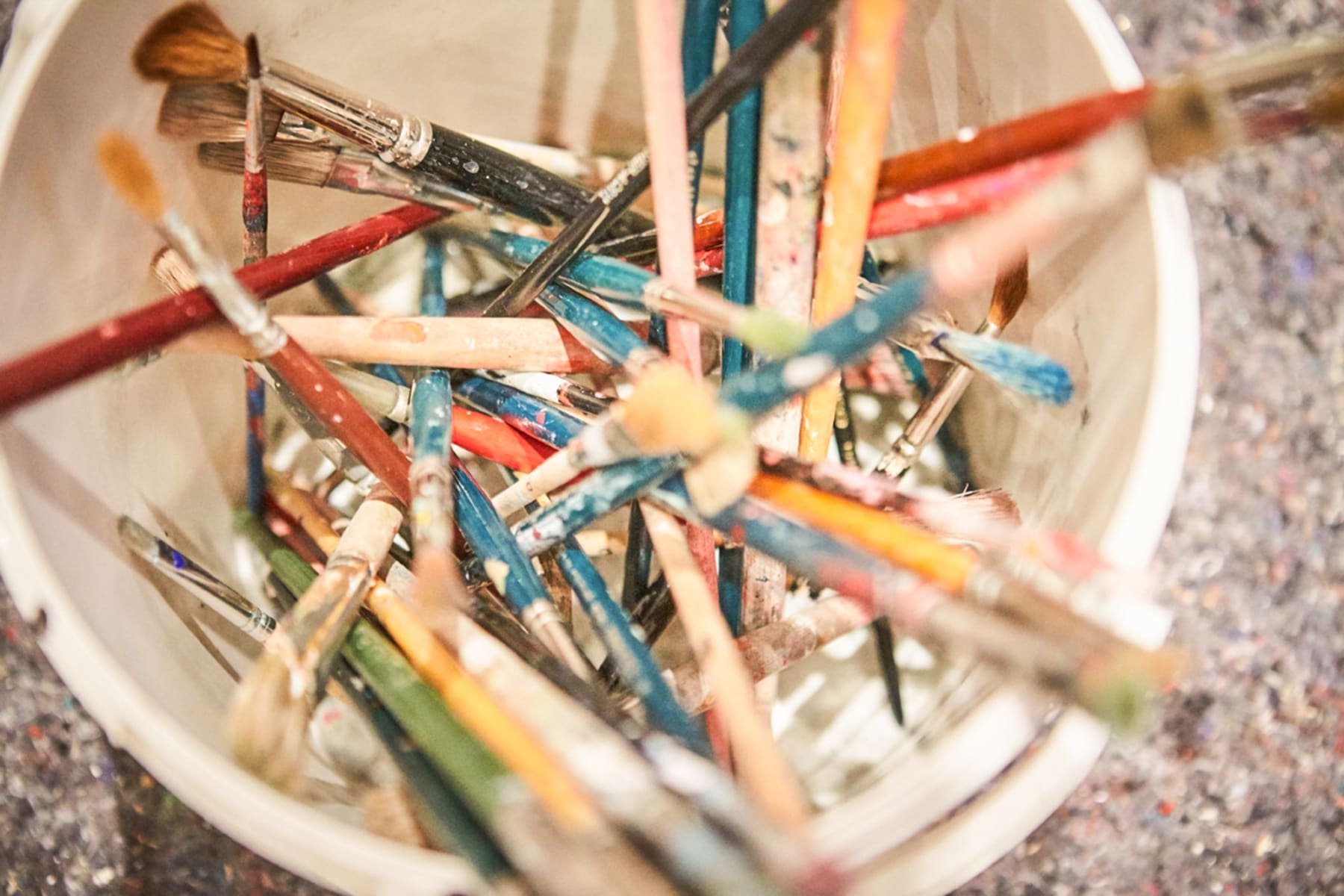 Brushes in a bucket, ready for creative work in the Glemmtal.
