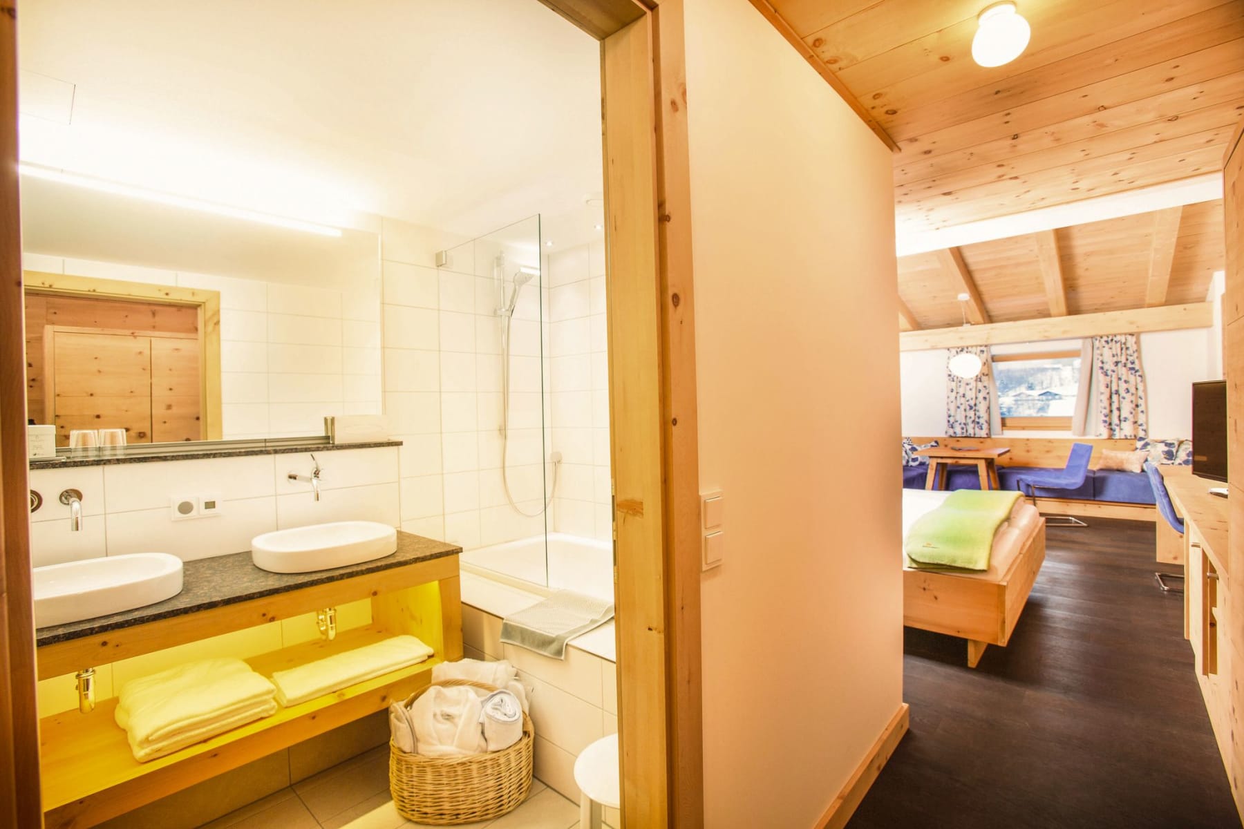 Moderne Ausstattung im Glemmtalerhof in Hinterglemm, Blick auf gemütliches Zimmer und Badezimmer.