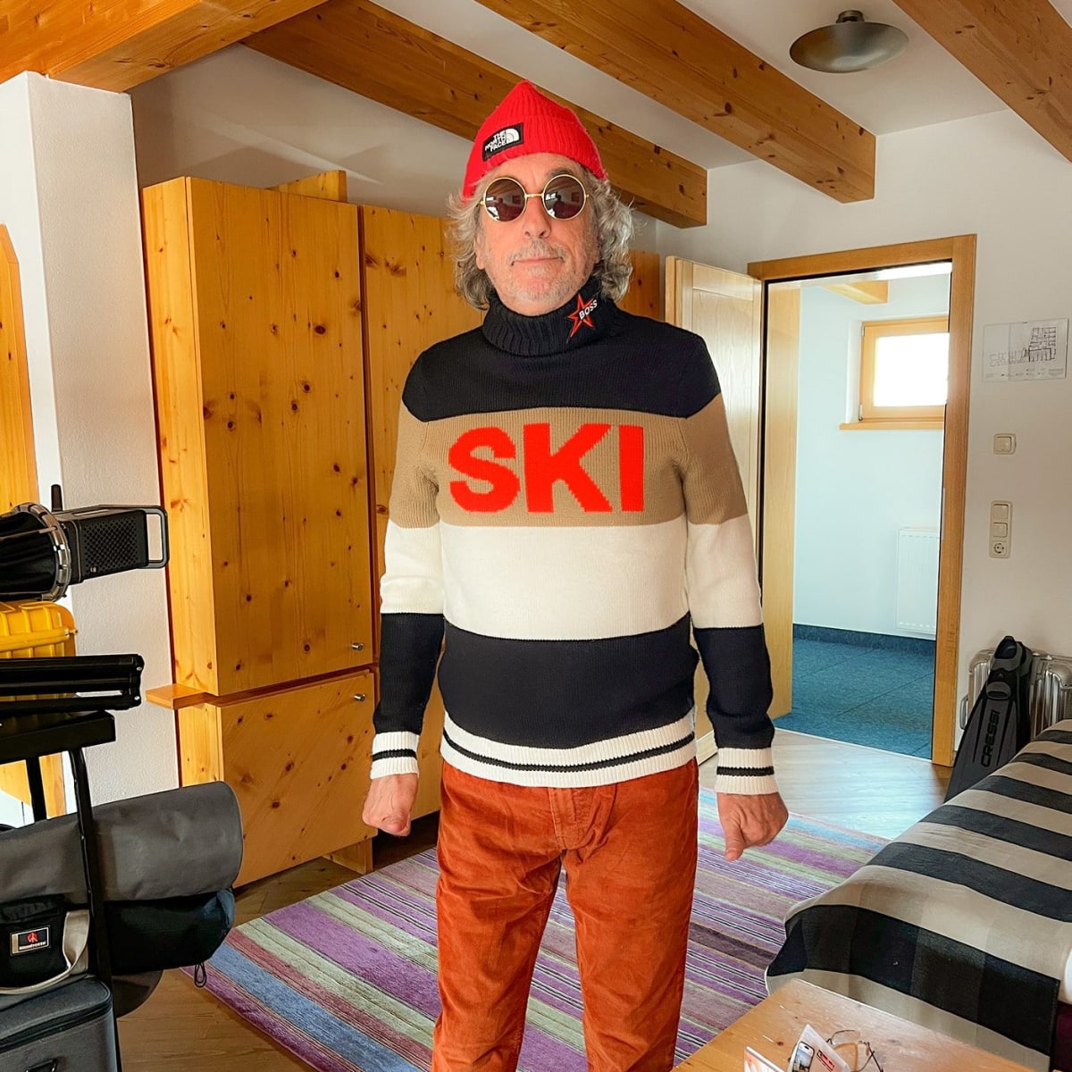 Ein Mann im Ski-Outfit steht im Glemmtalerhof in Hinterglemm.