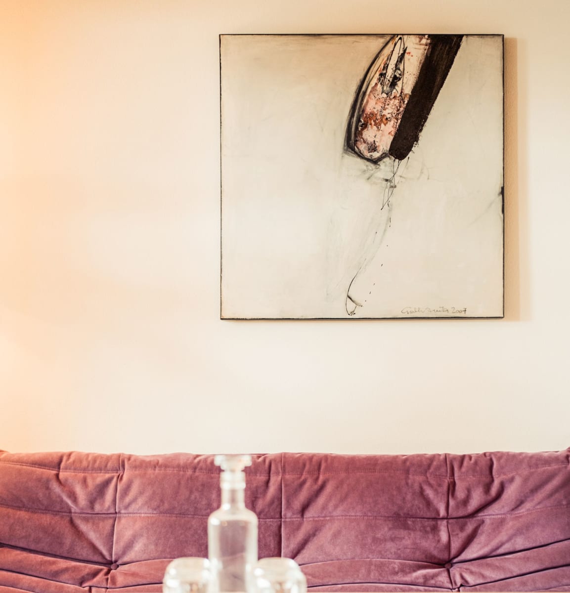 Cozy corner in Glemmtalerhof with modern artwork above a purple couch.