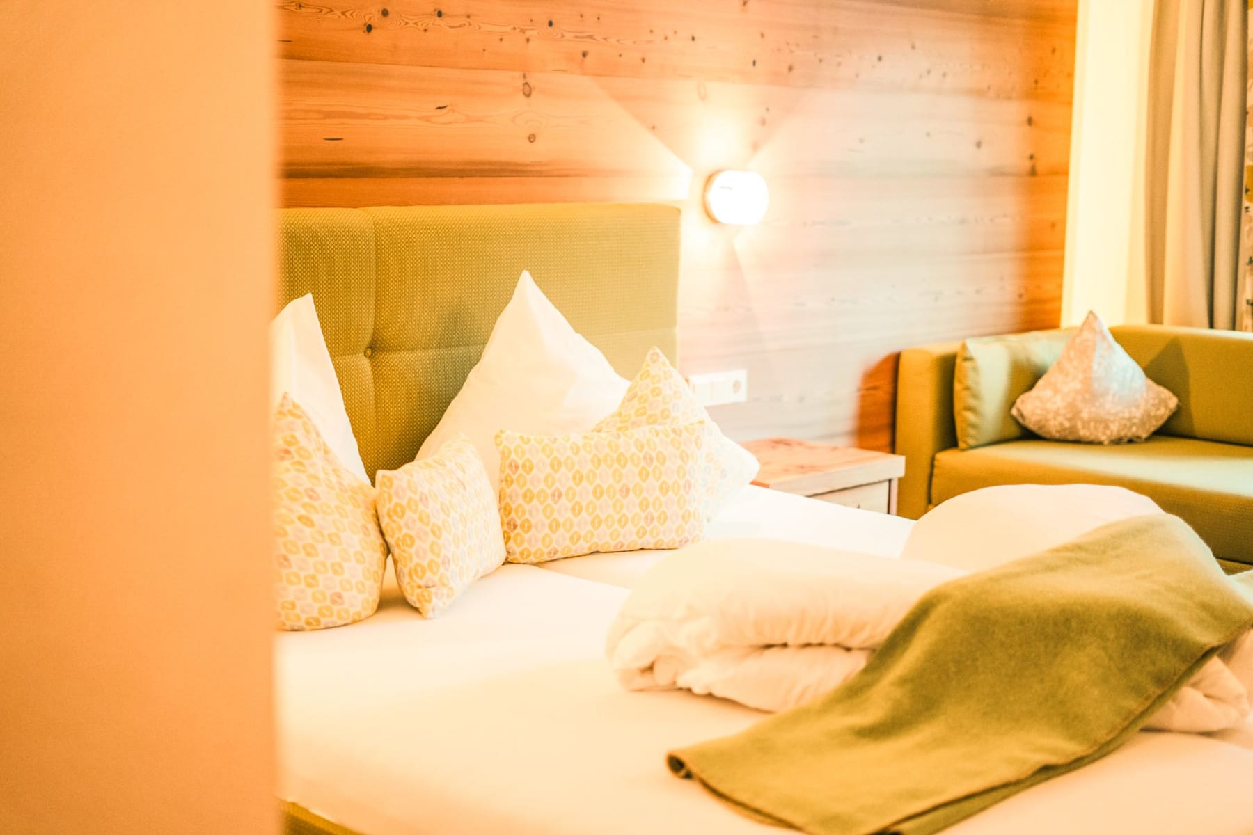 Gemütliches Zimmer im Glemmtalerhof in Hinterglemm mit modernen Annehmlichkeiten und stilvoller Einrichtung.