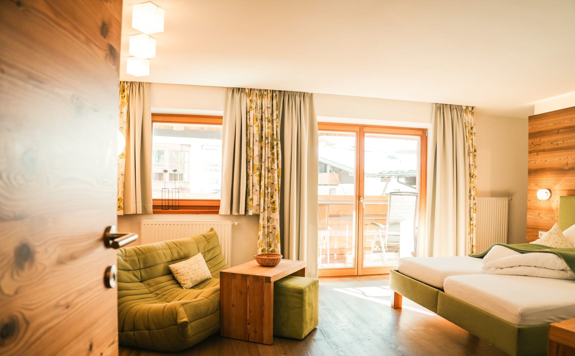 Moderne Zimmer im Glemmtalerhof in Hinterglemm mit gemütlicher Atmosphäre und viel Licht. DE