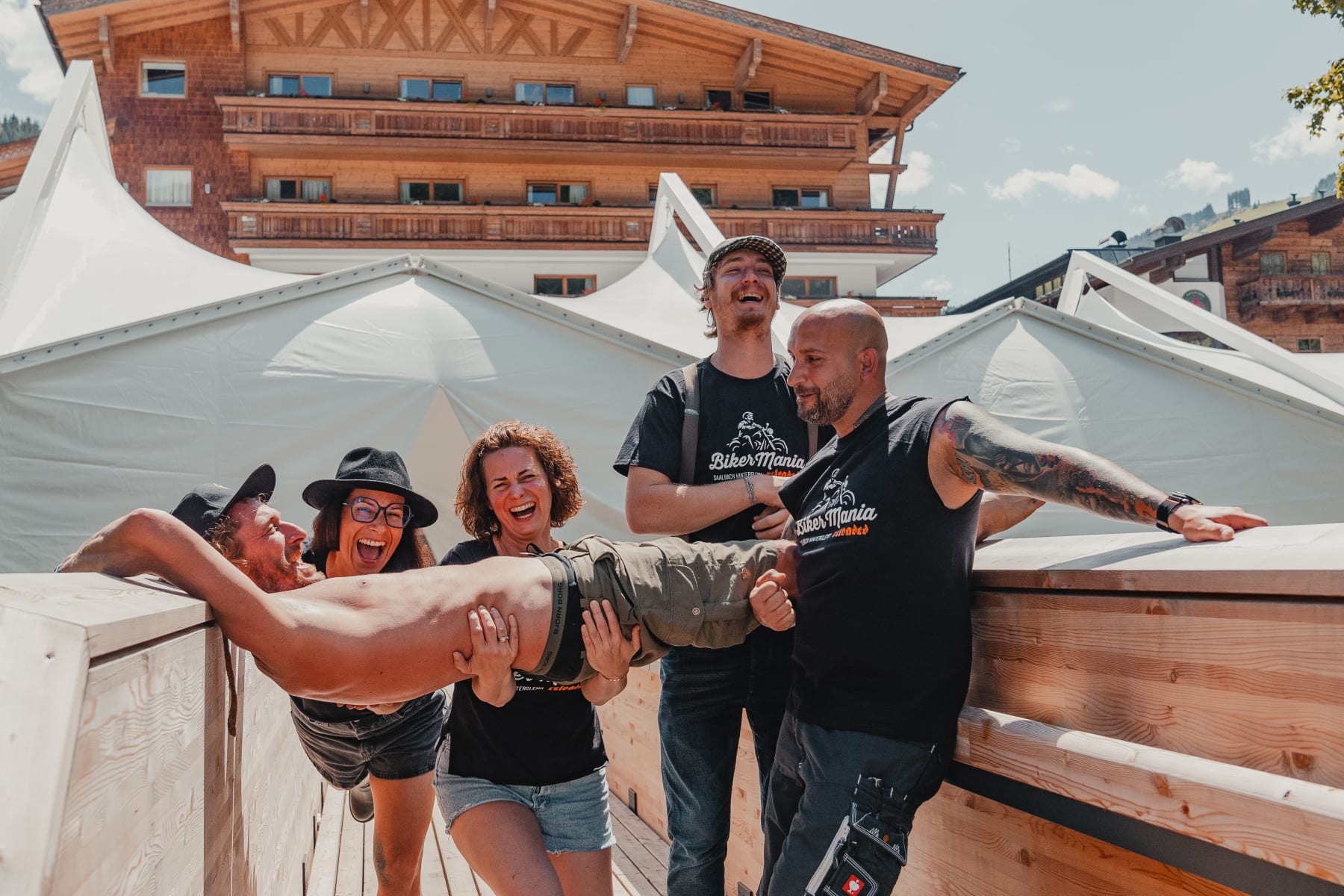 A group of friends is having fun at Glemmtalerhof in Hinterglemm. Laughter and joy are