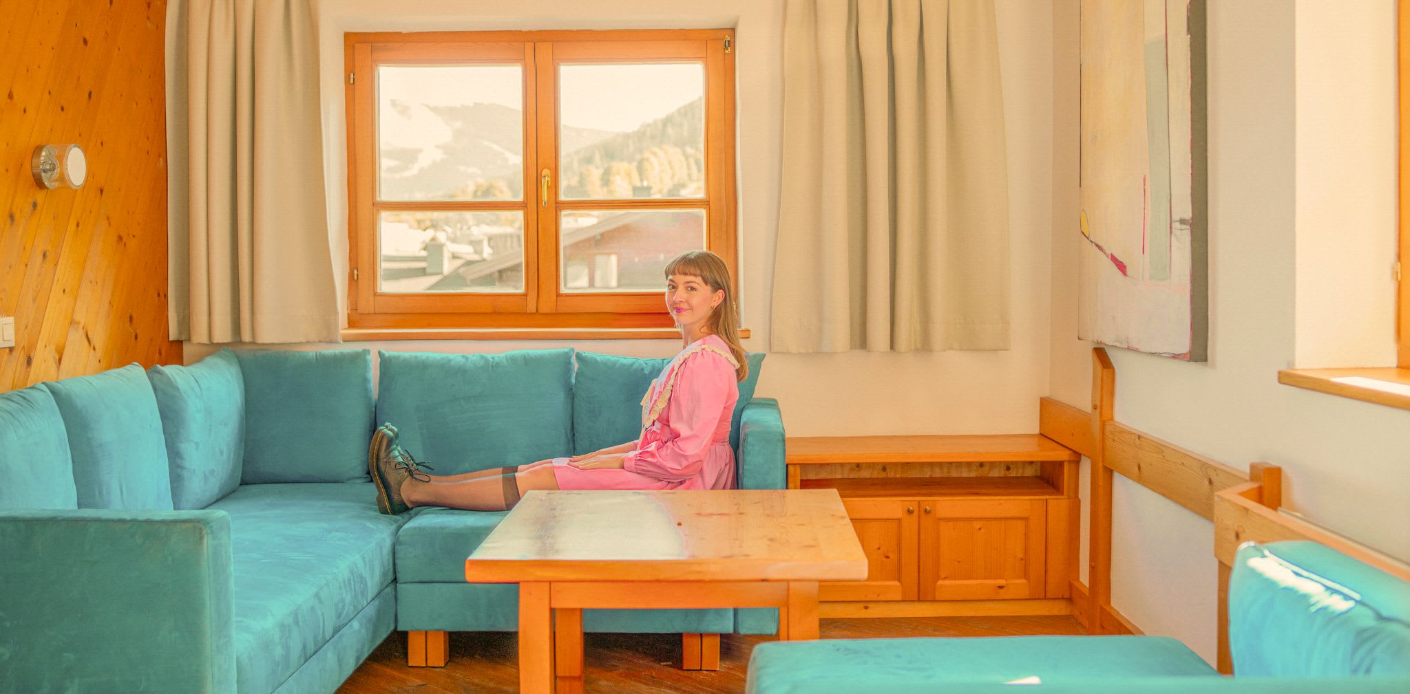 Gemütliche Sitzecke im Glemmtalerhof, Hinterglemm, mit Blick auf die Berge.