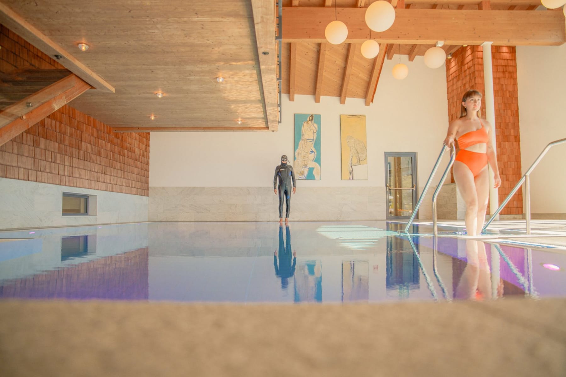 The Glemmtalerhof in Hinterglemm features an elegant pool with artist sculptures and