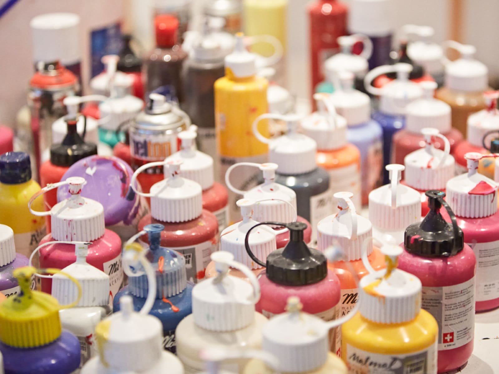 Colorful paints and art supplies are ready at the Glemmtalerhof in Hinterglemm.