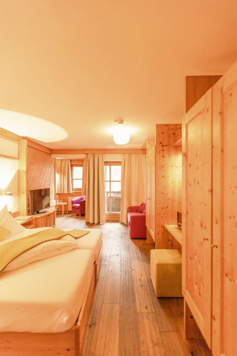 Gemütliche Atmosphäre im Glemmtalerhof in Hinterglemm mit Holzinterieur und gemütlicher Einrichtung.