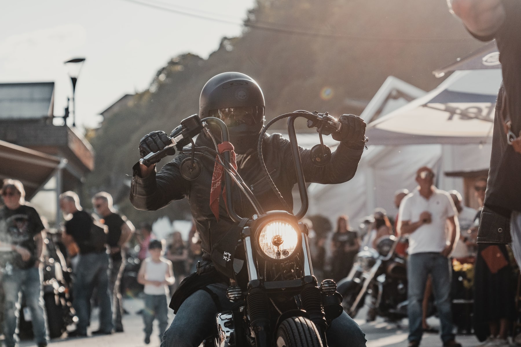 A motorcyclist in Glemmtal draws attention. Many people are gathered around him.