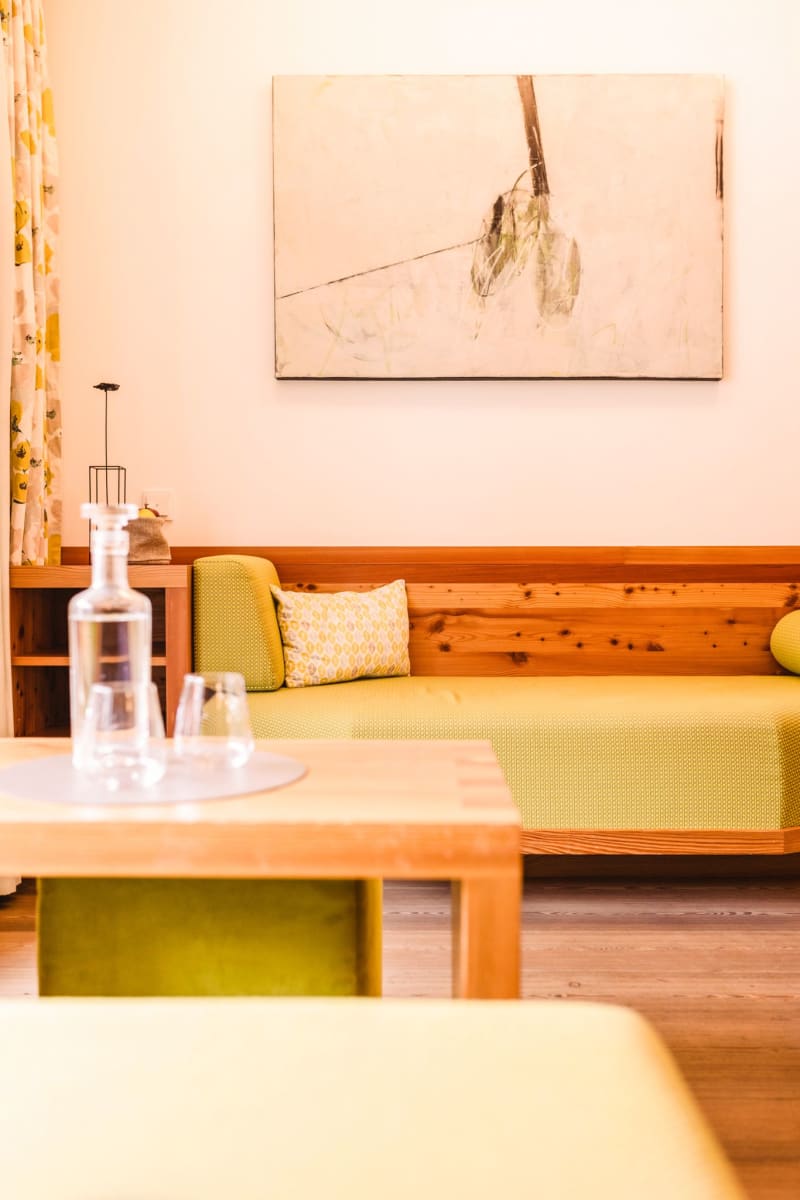 Ein modernes Wohnzimmer im Glemmtalerhof mit minimalistischem Design und entspannter Atmosphäre.