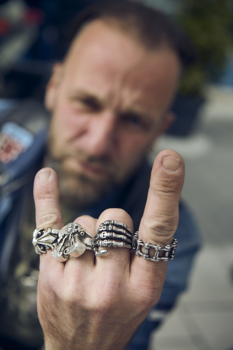 A man displays his unique rings. Glemmtal atmosphere is palpable.