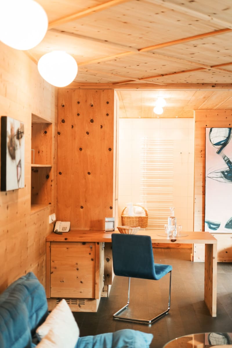 Elegant eingerichteter Raum im Glemmtalerhof, Hinterglemm. Hölzerne Wände und modernes Mobiliar schaffen eine warme Atmosphäre.
