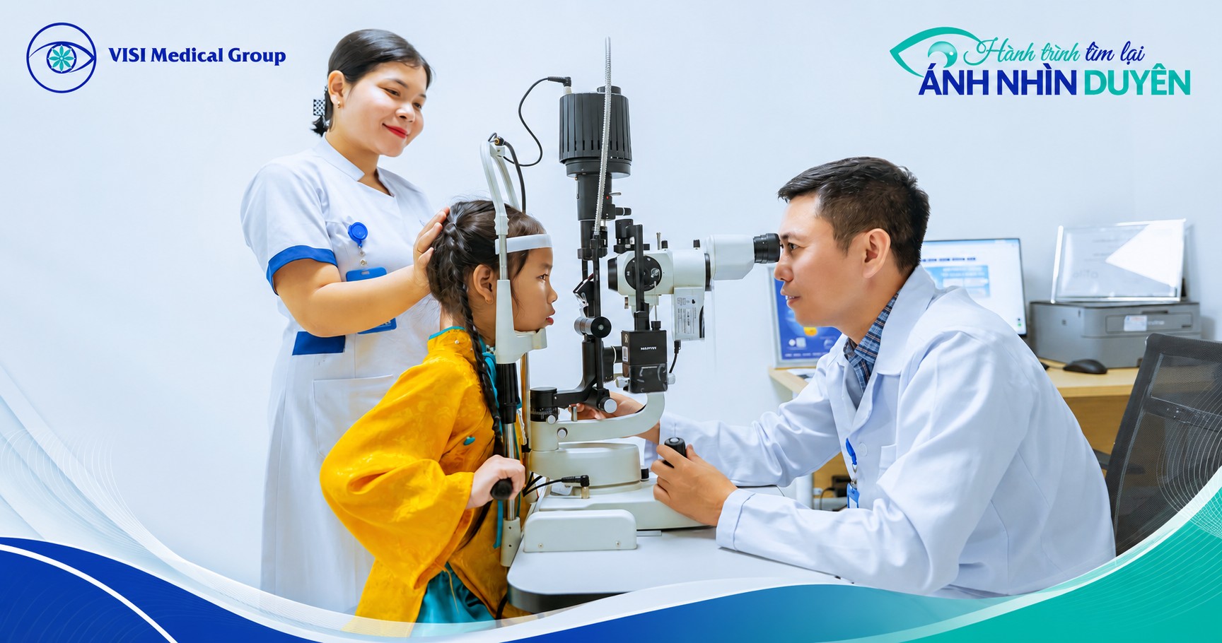 Bác sĩ nhãn nhi VISI thăm khám góc lệch trục mắt cho trẻ nhỏ bằng thiết bị chuyên dụng
