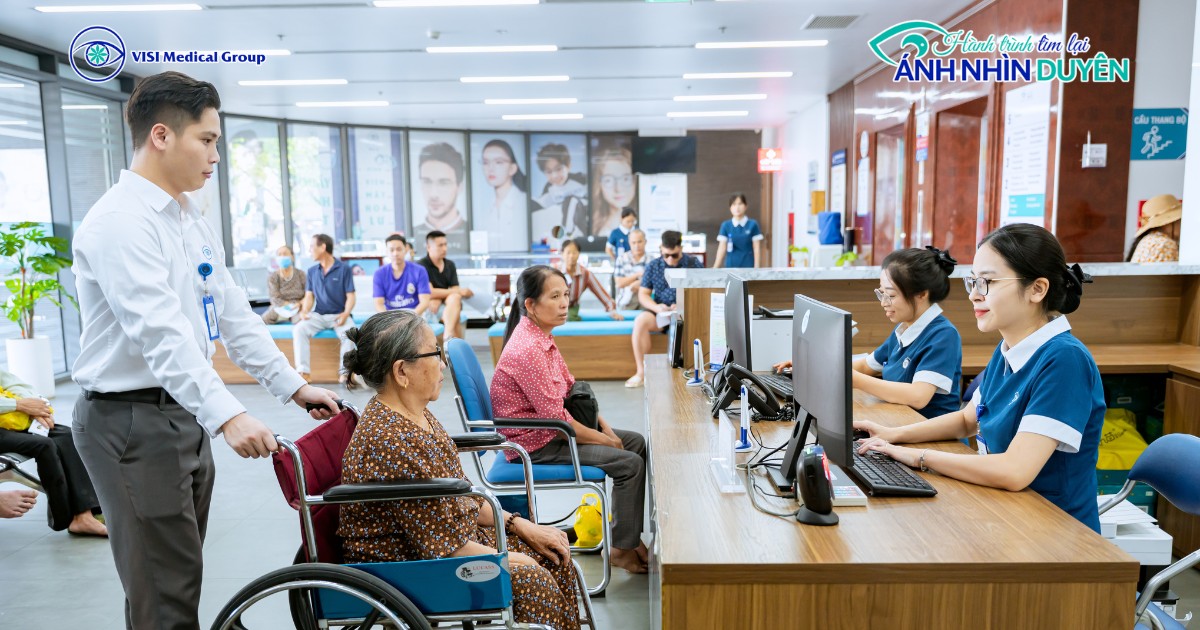 Nhân viên VISI hướng dẫn làm thủ tục thanh toán bảo hiểm y tế cho bệnh nhân