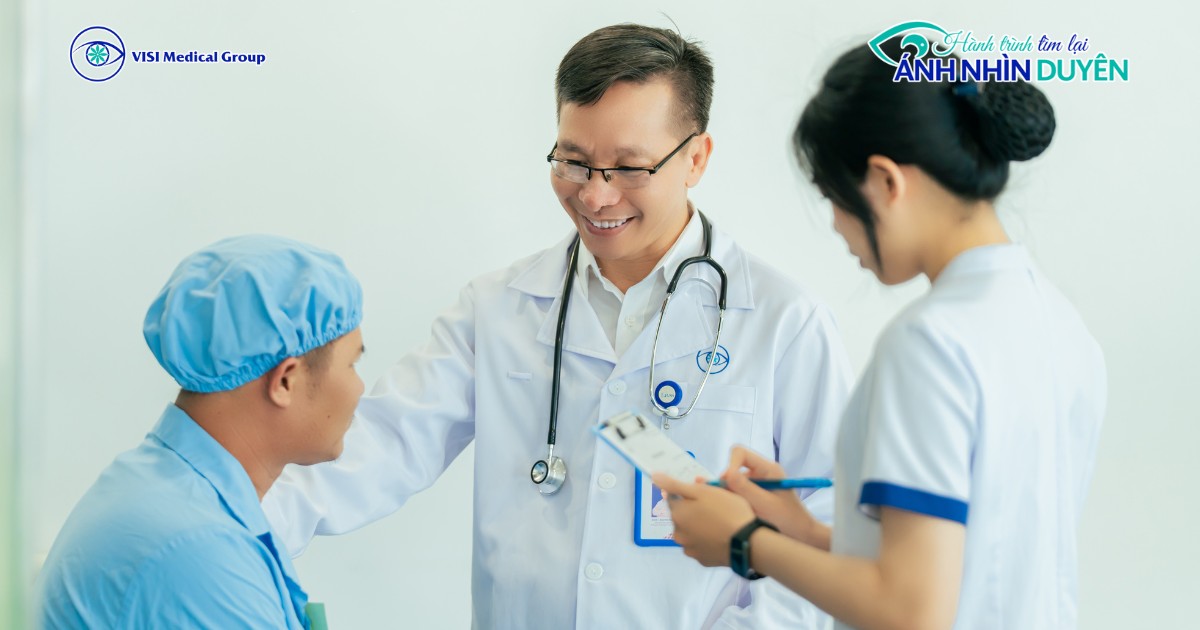 Điều dưỡng viên VISI ân cần chăm sóc và nhỏ thuốc mắt hậu phẫu cho bệnh nhân