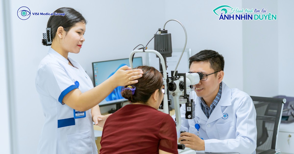 BS.CKII Trần Bá Kiền khám kiểm tra trục mắt cho bệnh nhân sau phẫu thuật chỉnh lác