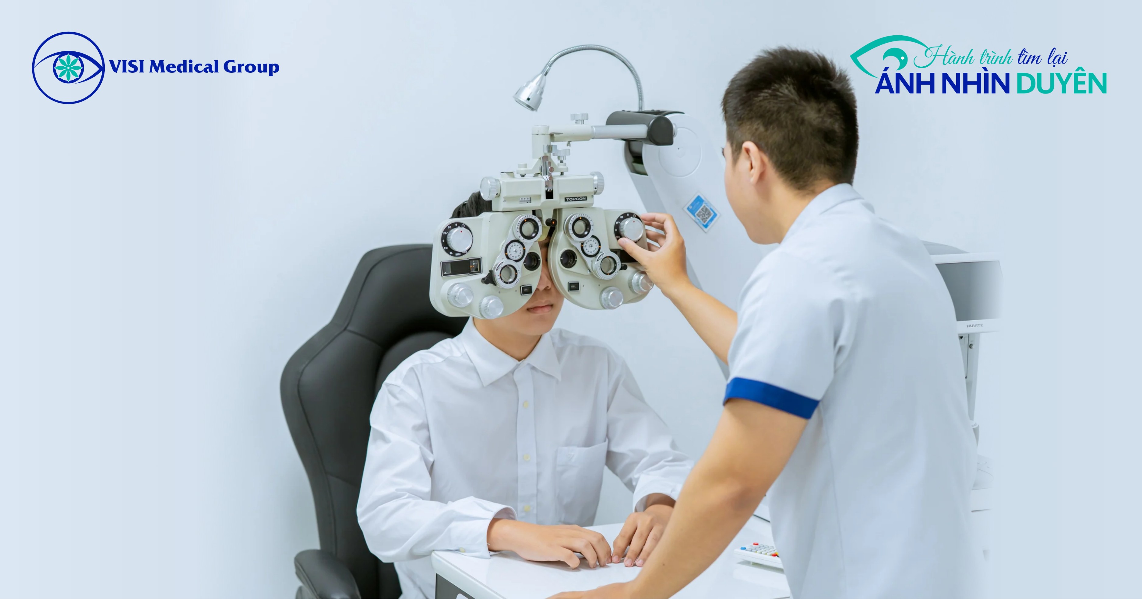 Bác sĩ nhãn khoa Bệnh viện Mắt VISI kiểm tra và tầm soát lác mắt cho trẻ em