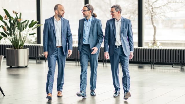 Three people walking side by side - FDTech.de