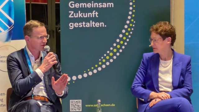 FDTech CEO Karsten Schulze in conversation with the moderator during the panel discussion