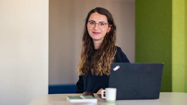 Young businesswoman smiles at camera - FDTech.de