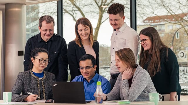 A group of young businessmen discussing in an office - FDTech.de