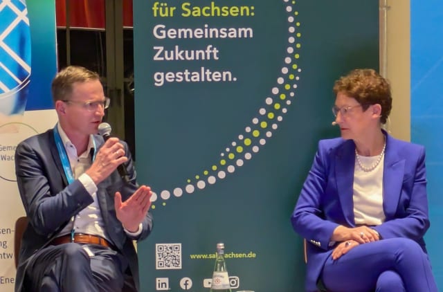 FDTech CEO Karsten Schulze in conversation with the moderator during the panel discussion