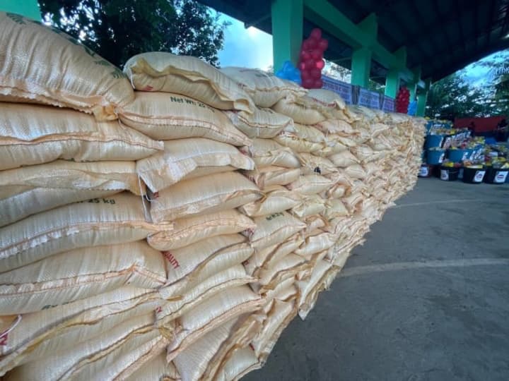 Libo-libong sako ng bigas at mga relief goods, ipinamamahagi sa mga biktima ng Bagyong Paeng sa Capiz