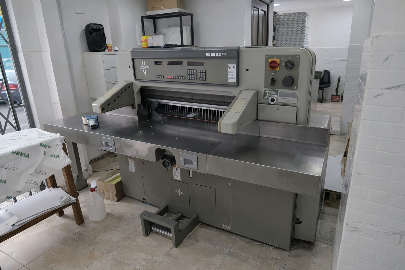 Guillotina de 92 cm para cortes precisos en Orpapel