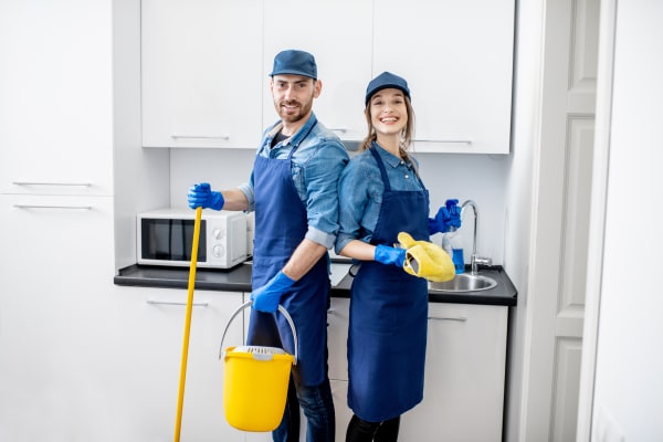 Personal de limpieza profesional con equipo de trabajo