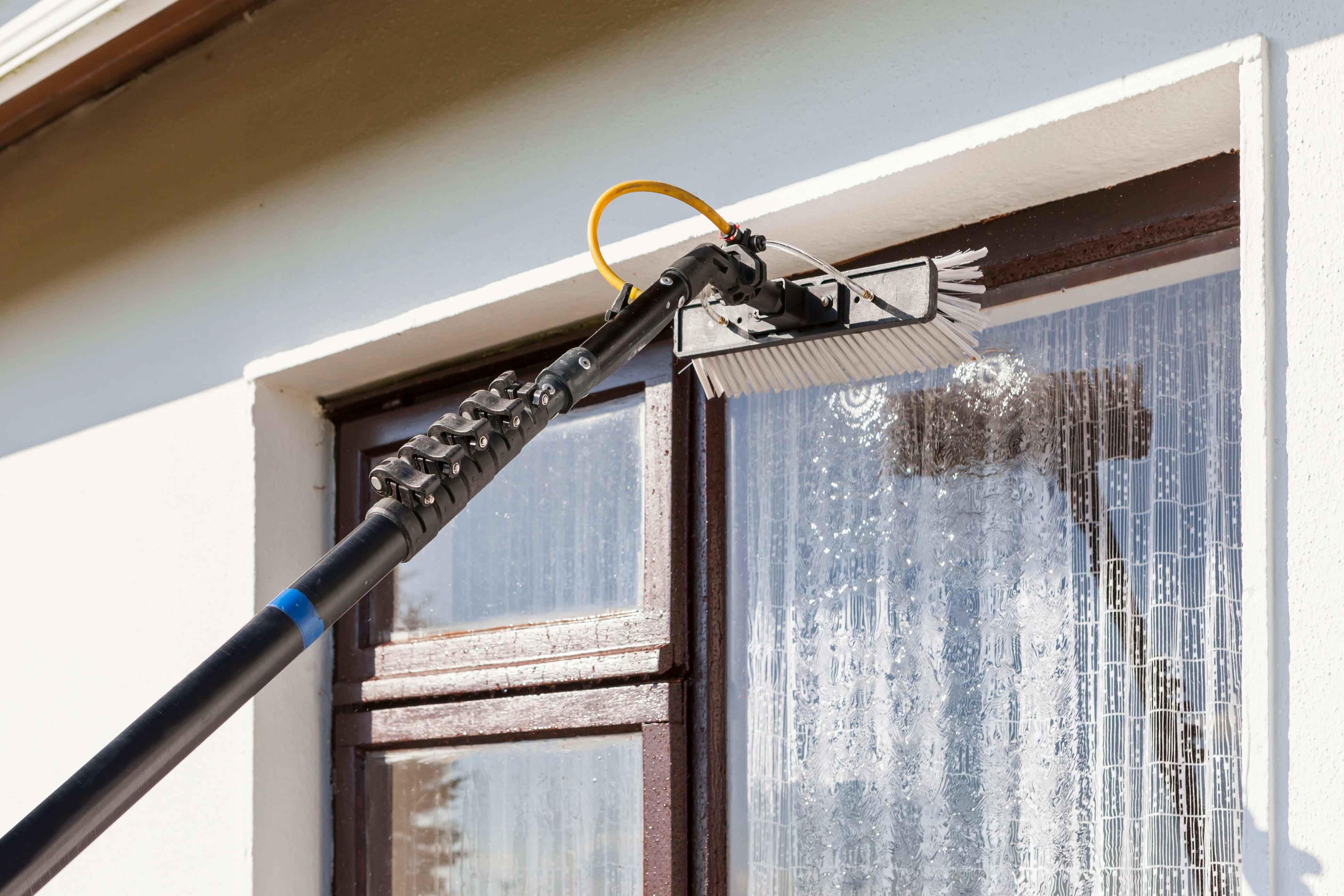 Limpieza de ventana con cepillo a maquina