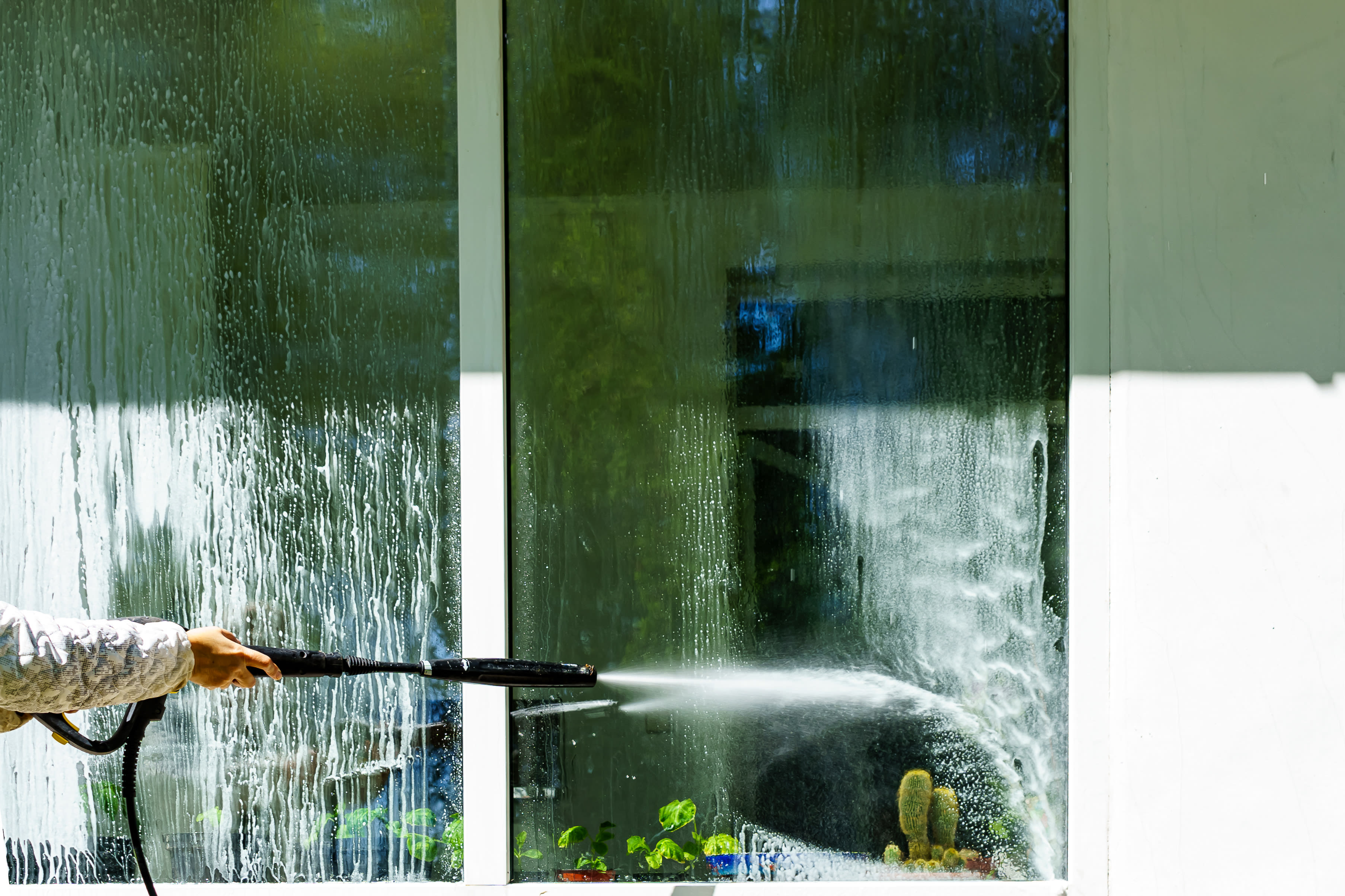 Lavado de ventana con agua a presión