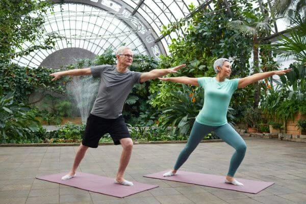 Une personne âgée pratiquant une activité zen.