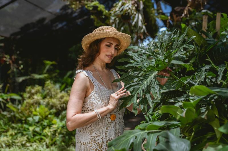 Un couple de personnes âgées se relaxant.