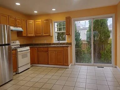 Nassau Ave, APT 1, Glen Cove, NY 11542