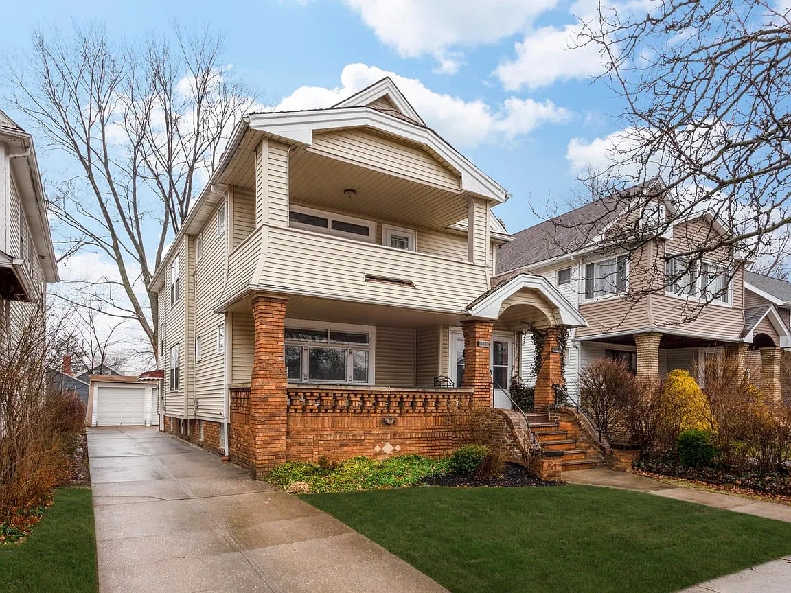 Beautiful 2-Bedroom Upper Unit – Lakewood, OH