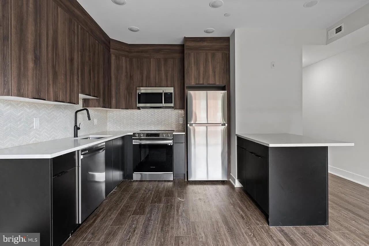 Modern 3-Bedroom, 3-Bath Penthouse-Style Home with Private Roof Deck
