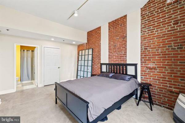 Condo with Skyline Views at Bridgeview Place (OLD CITY)