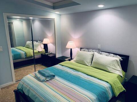 Furnished Movie Theater 2BR/1BA + 3th BR or GAME Room (mountain view)