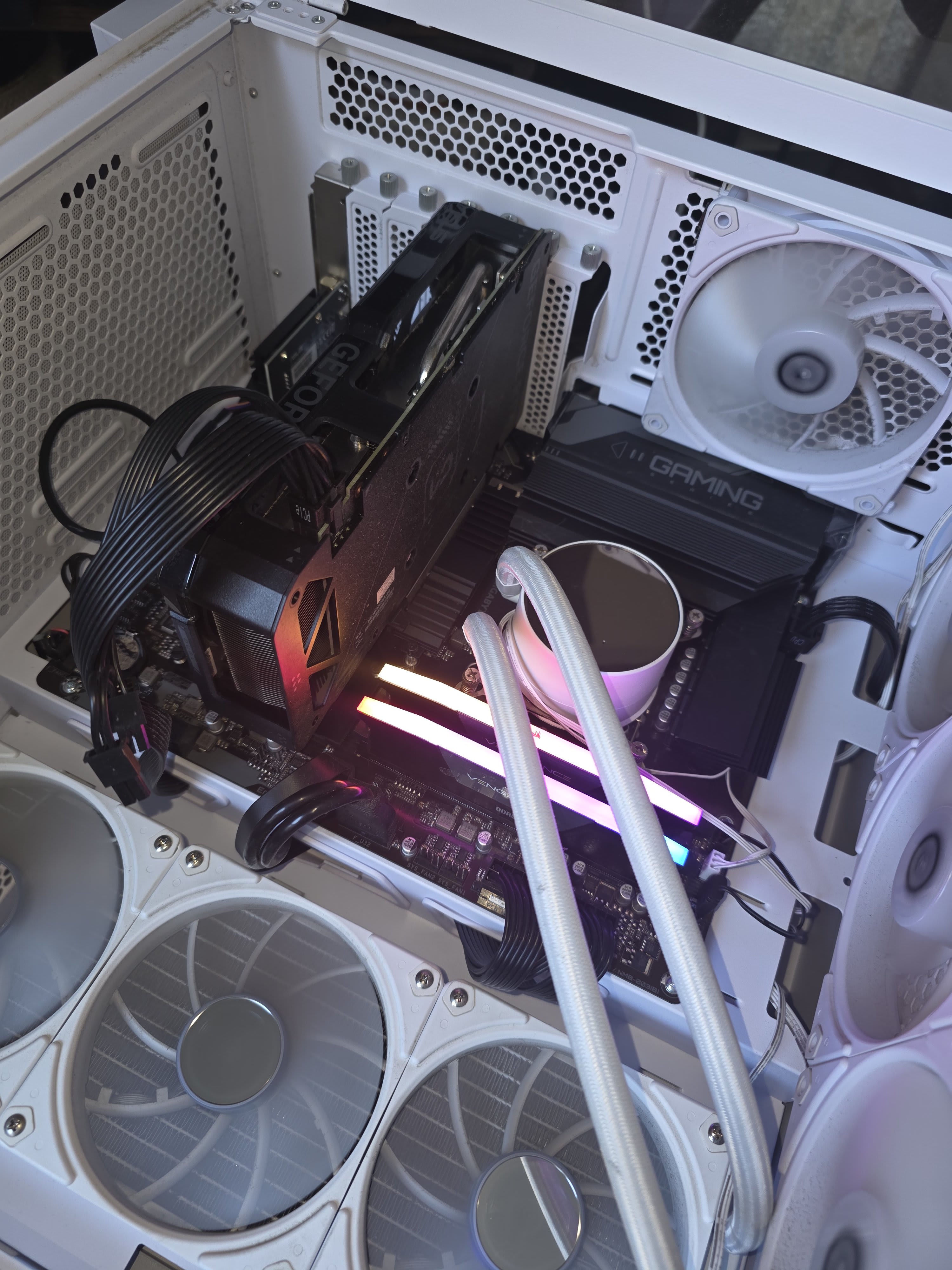 Interior do servidor de IA local com GPU RTX e RAM RGB