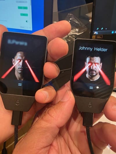 Duas Trezor Safe 7 configuradas com fotos de laser eyes, a tradição dos bitcoiners