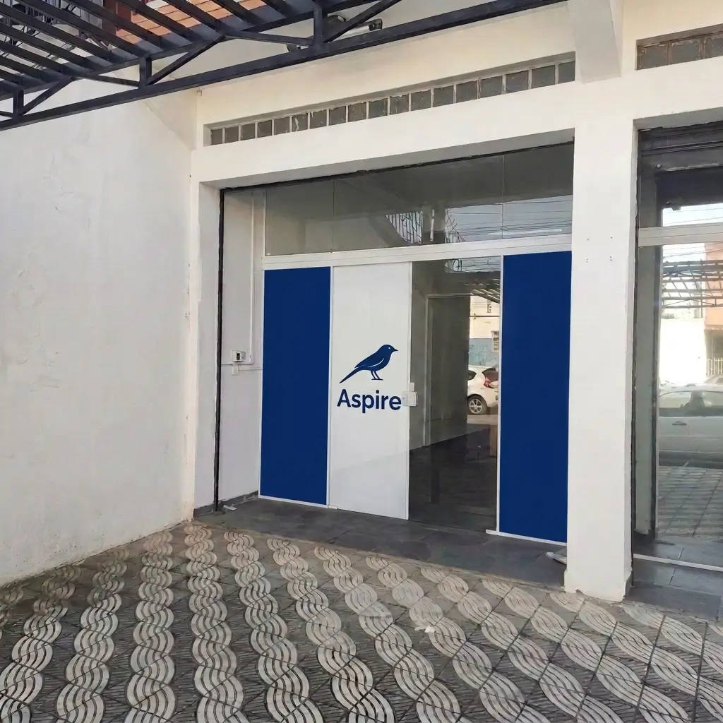 Entrada e fachada da loja física da Aspire Confecção e Estamparia